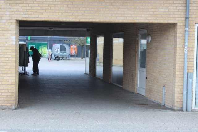Det var sandsynligvis gennem denne tunnel ved fodg�ngerfeltet ved Borup Skole at det unge par kom ind p� P-pladsen i Borup Centeret.